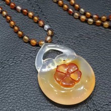 玉髓俏色福袋吊飾